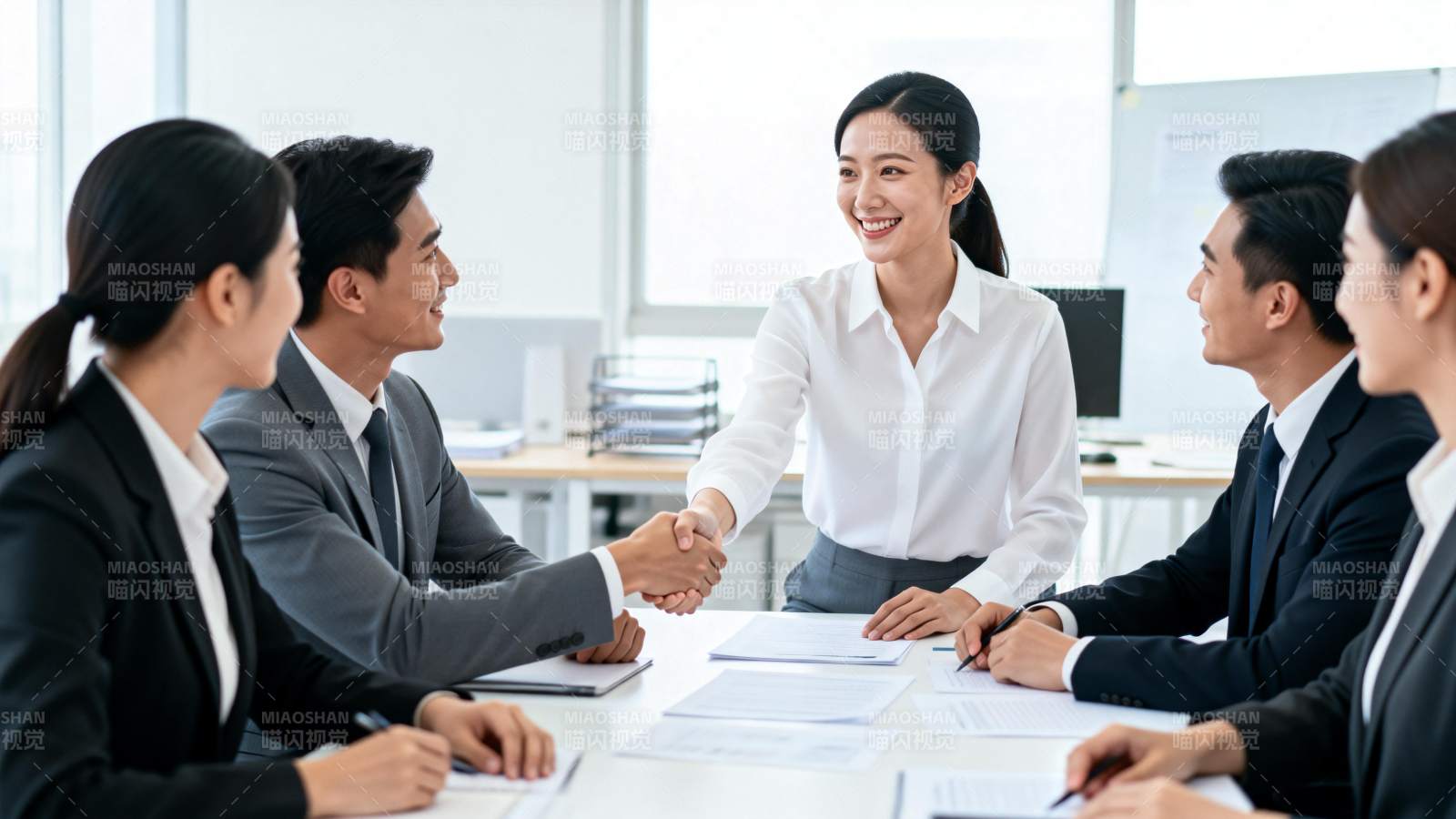 商务会议握手合作图片