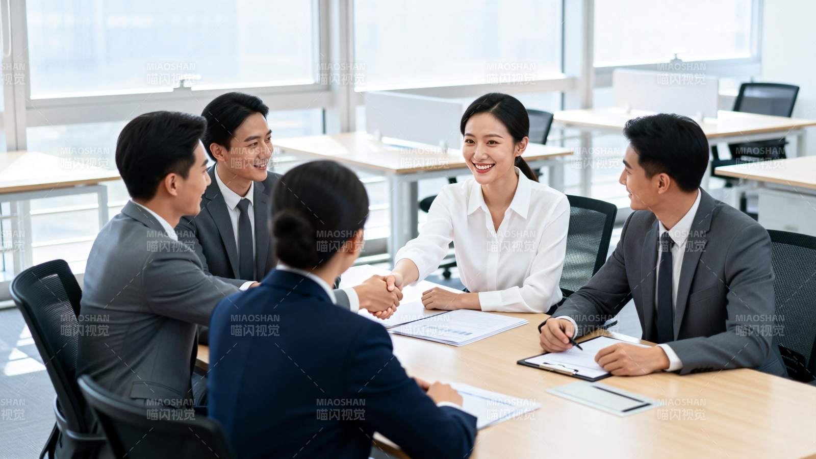 商务会议讨论中图片