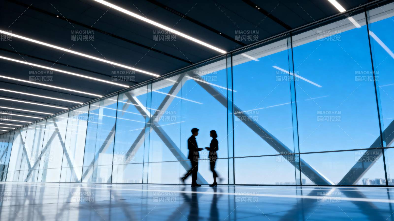 现代建筑中的剪影行走图片