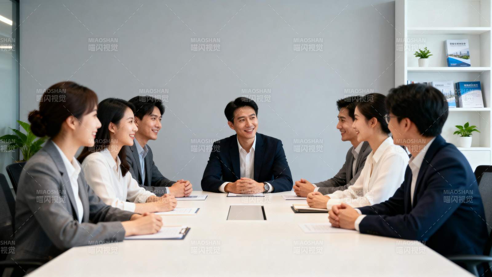 商务会议讨论中图片