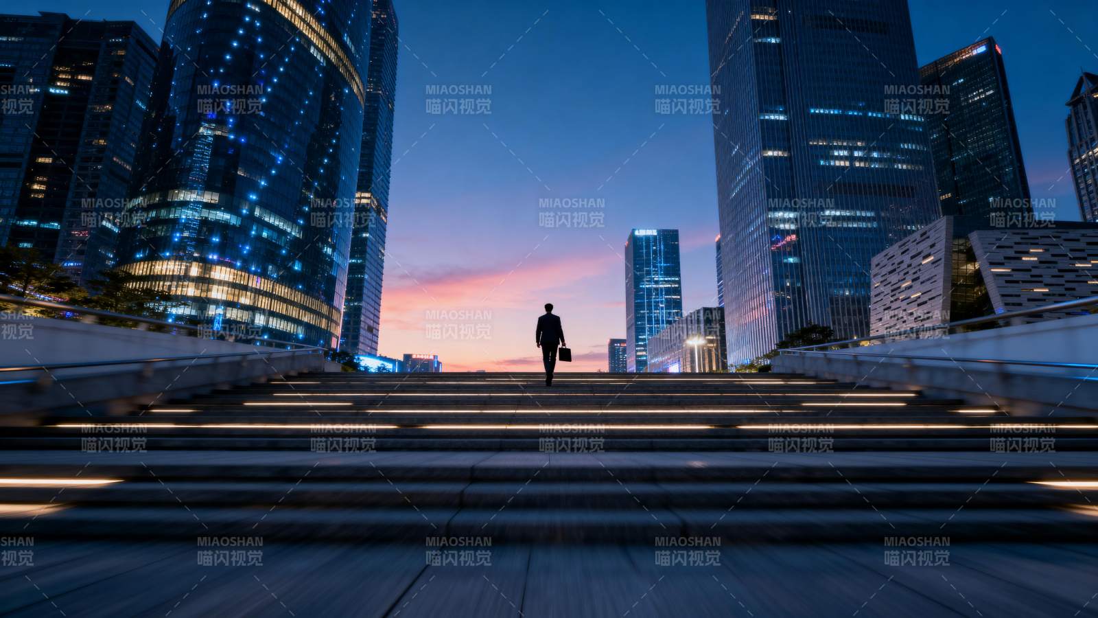 都市夜归人图片