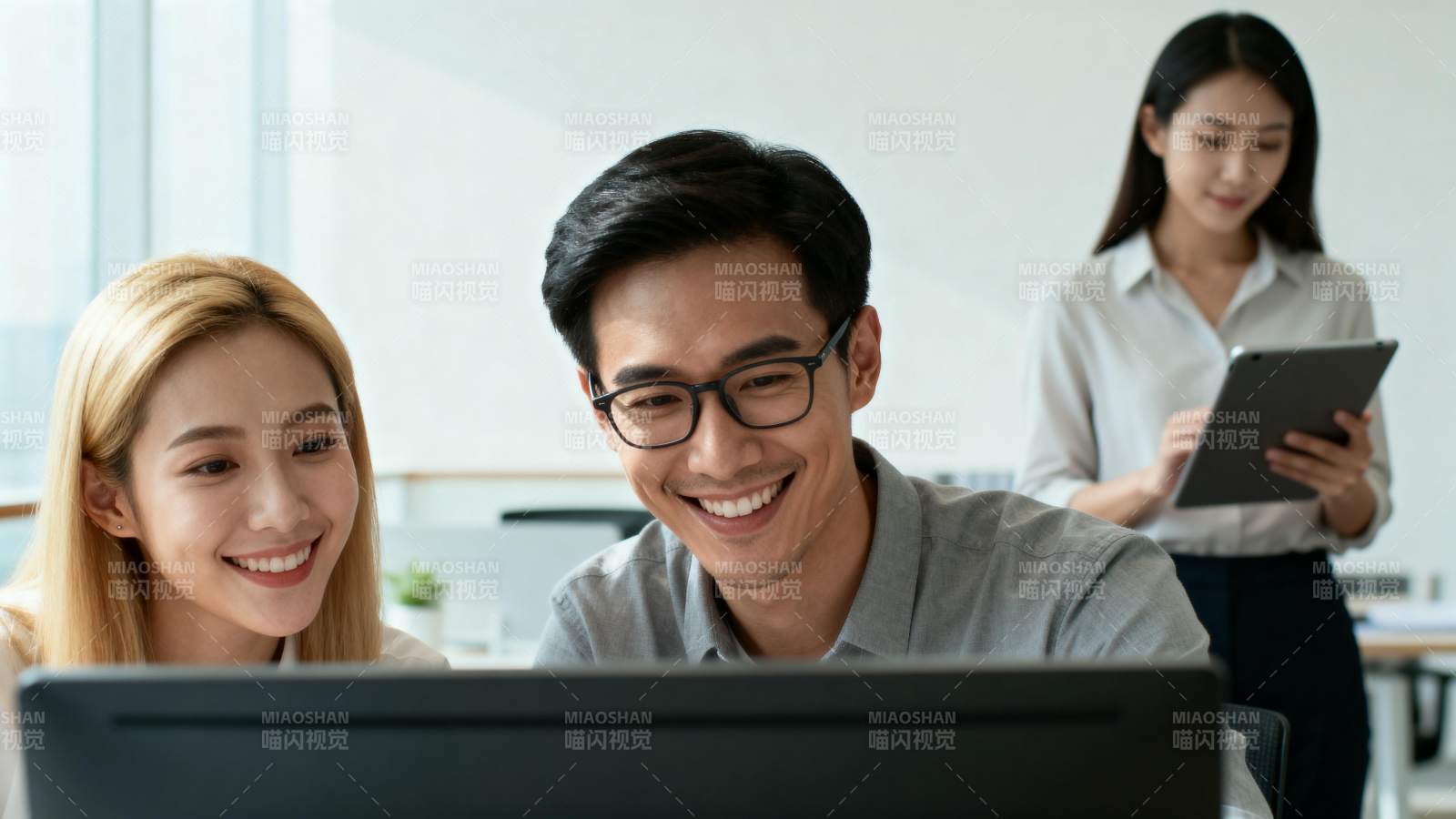 团队协作办公场景图片