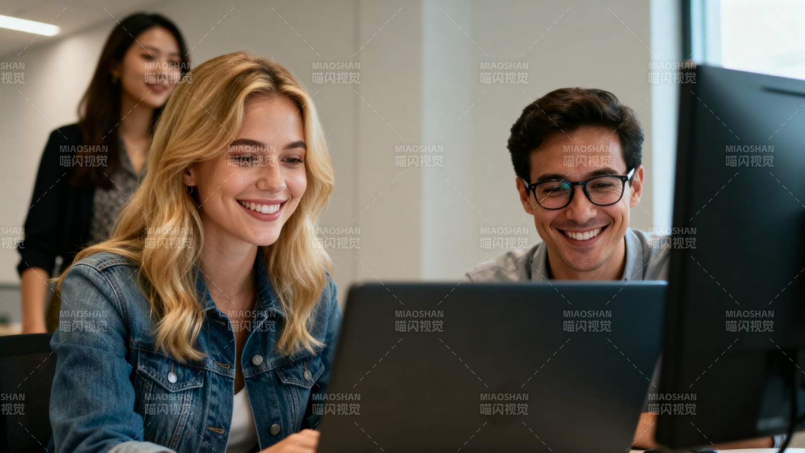 同事协作办公场景图片