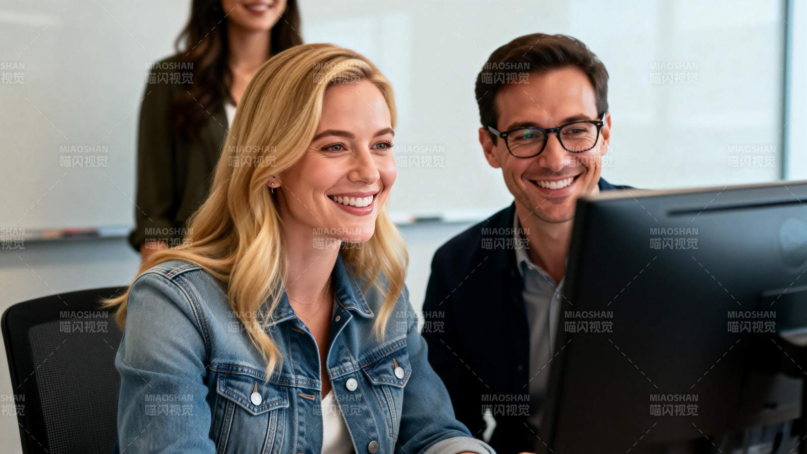 职场欢笑瞬间图片