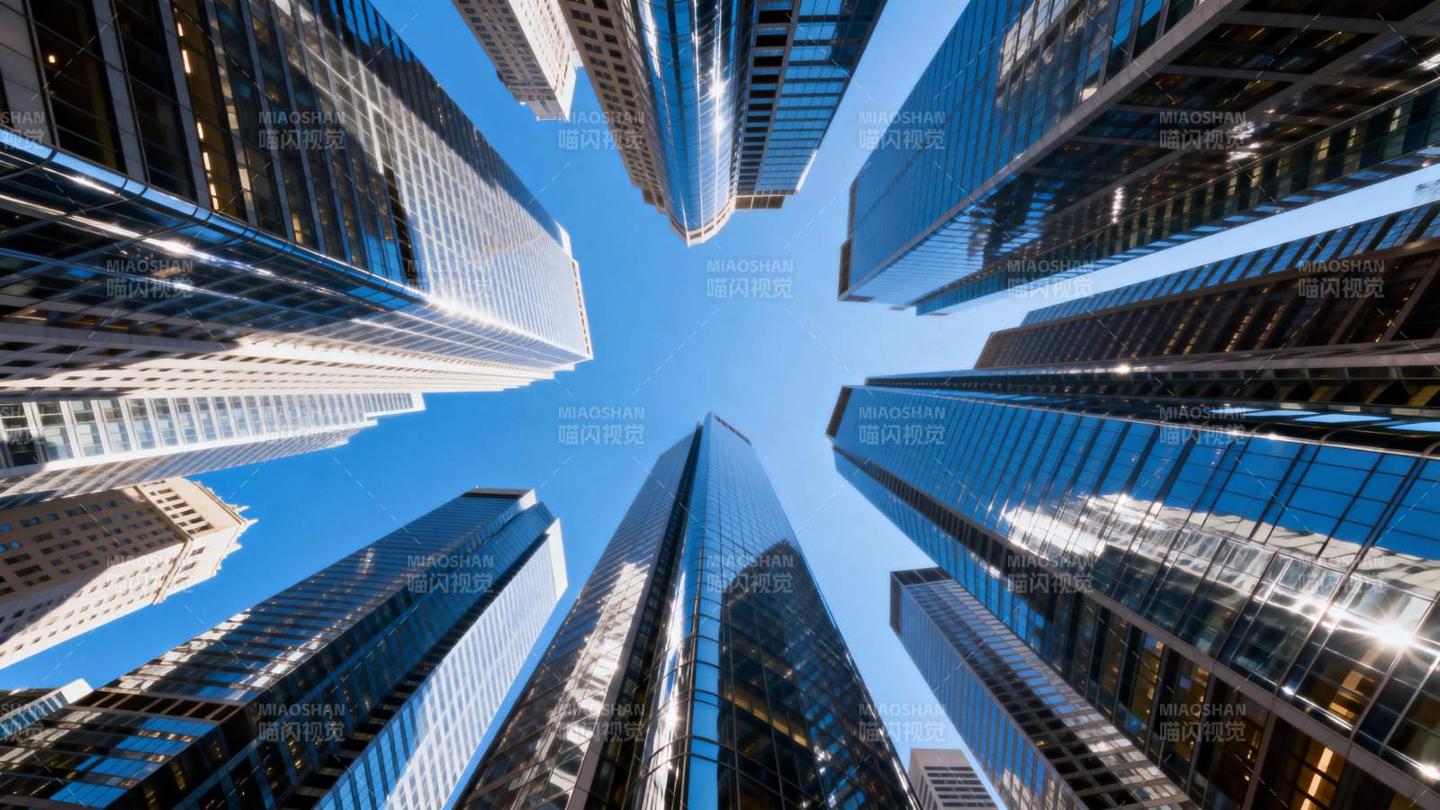 城市天际线仰视图片