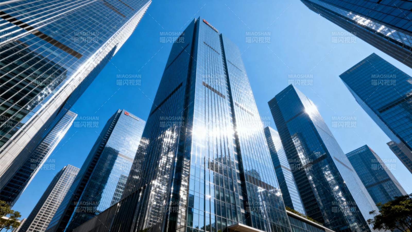 摩天大楼映蓝天图片