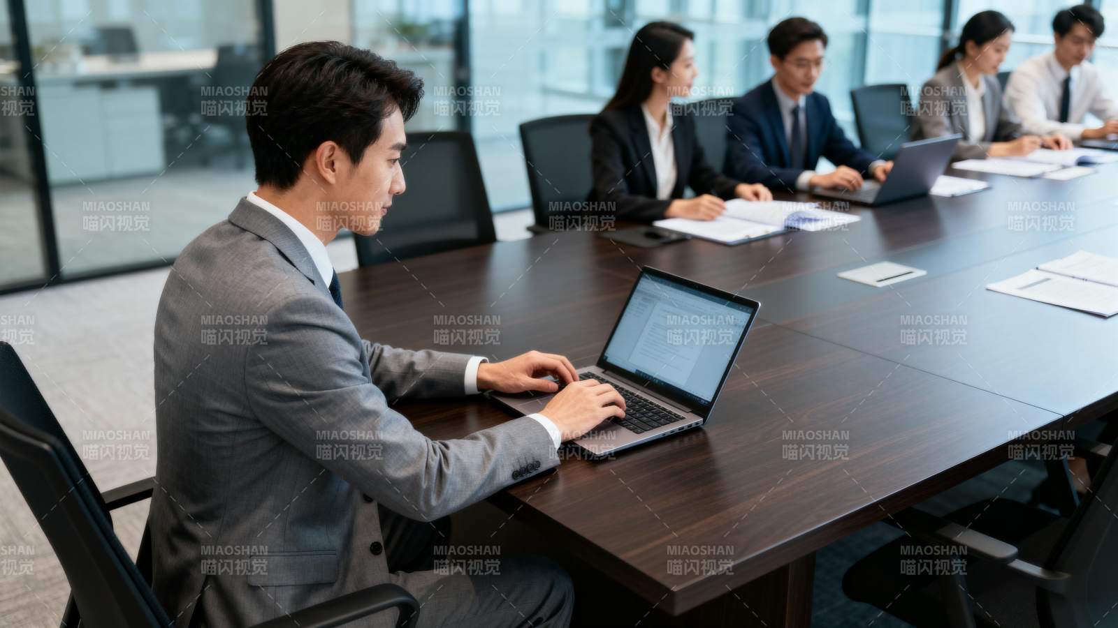 商务会议进行中图片