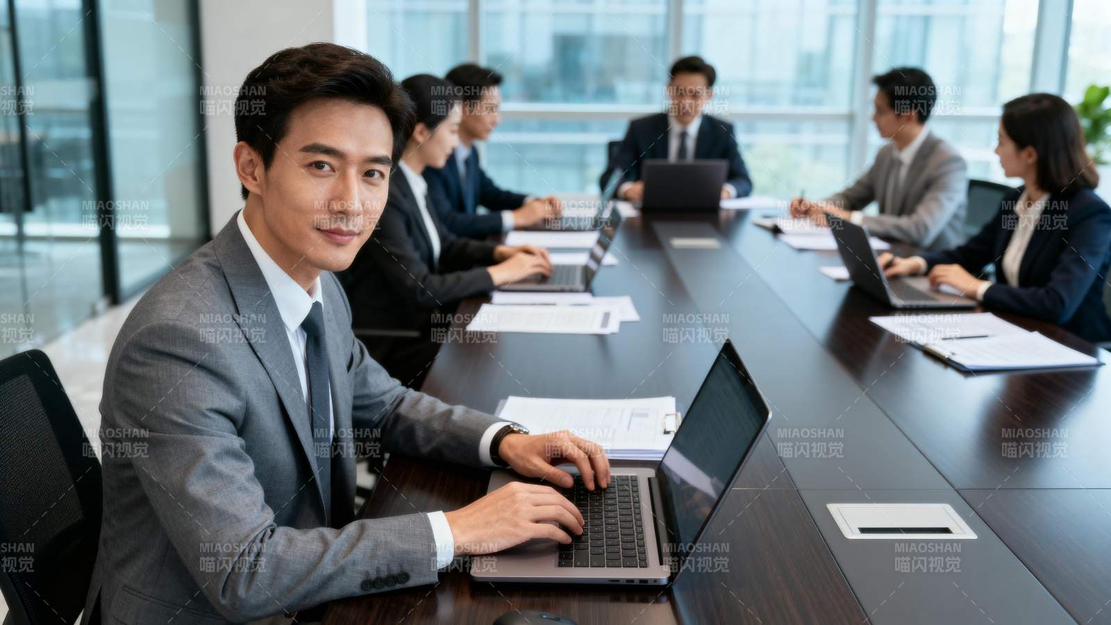 商务会议进行中图片