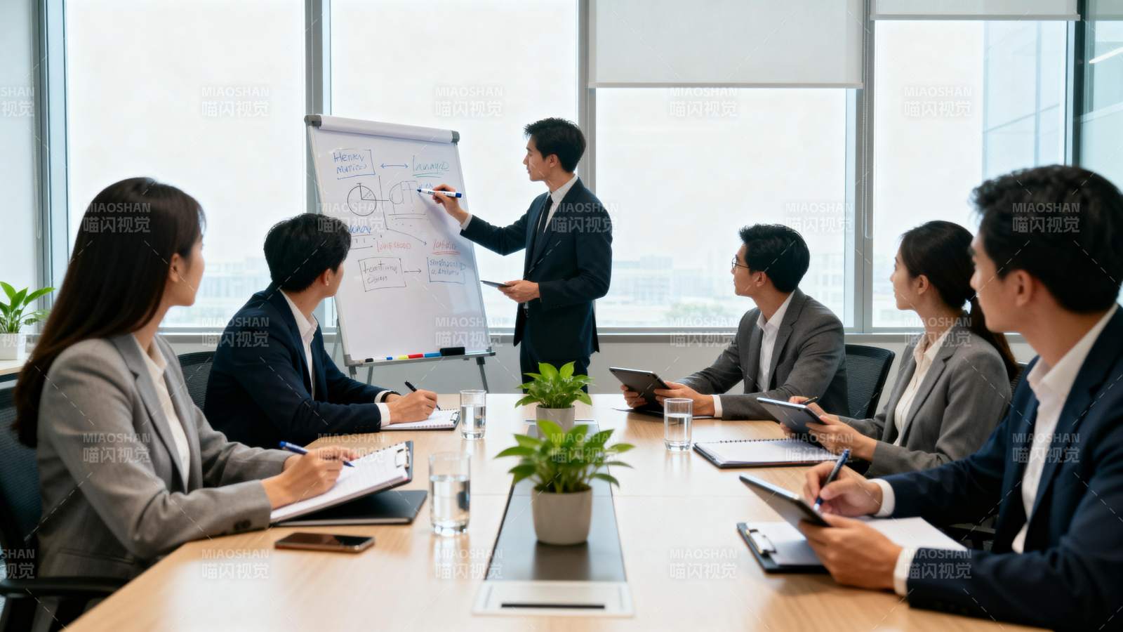 商务会议进行中图片