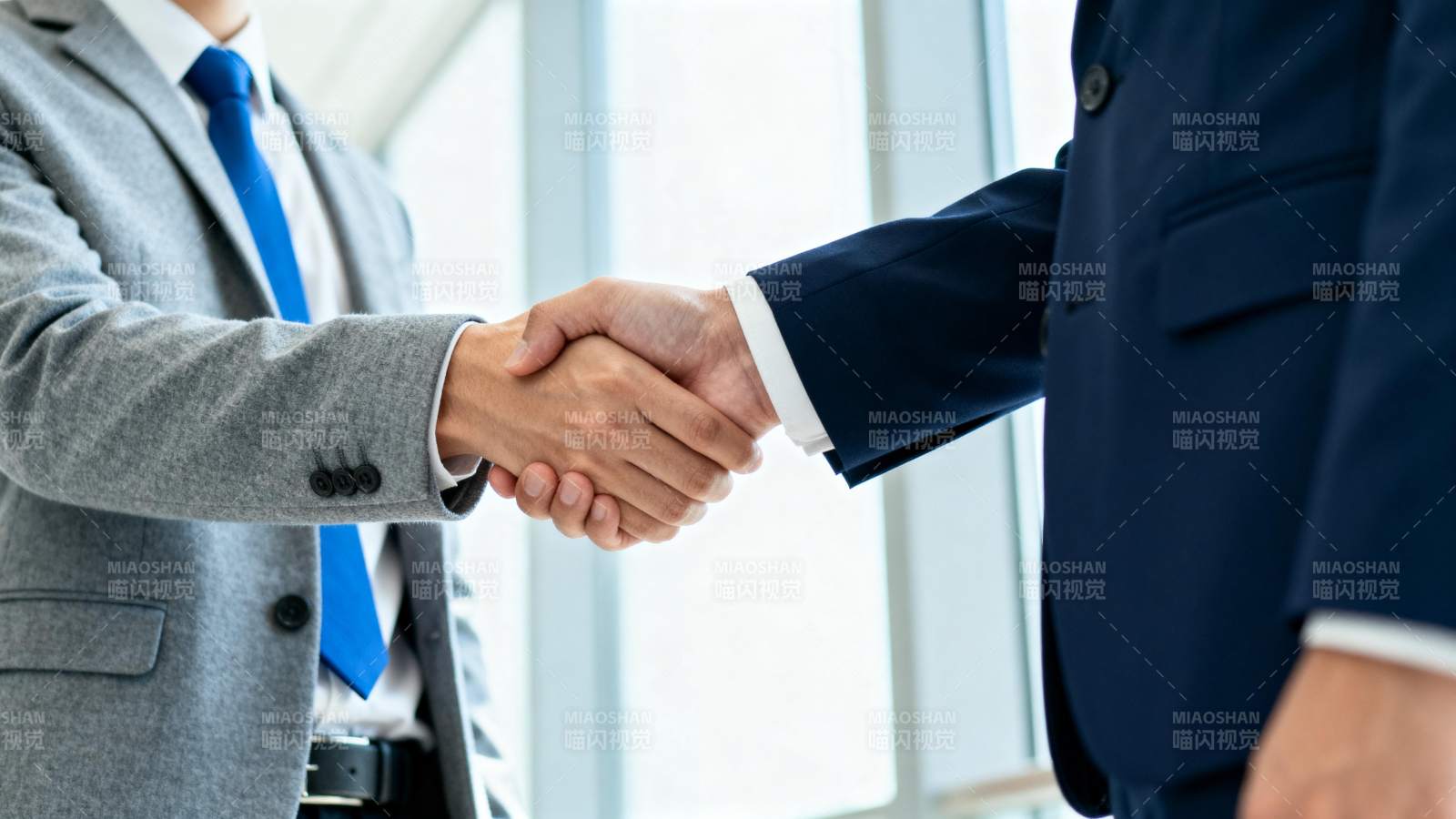 商务握手合作瞬间图片