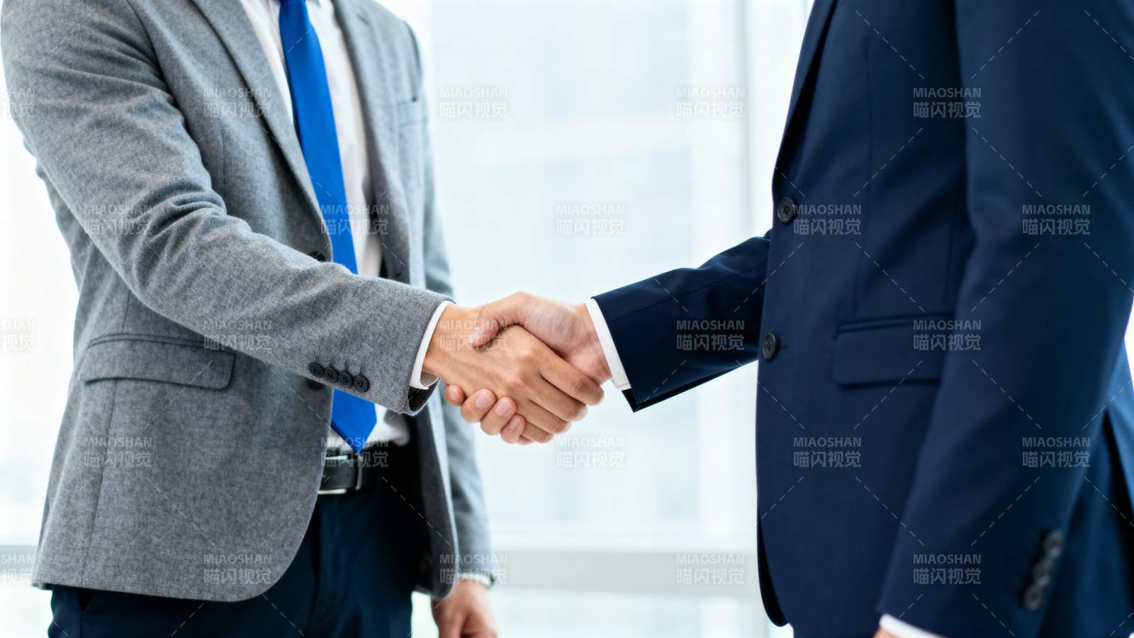 商务握手合作图片