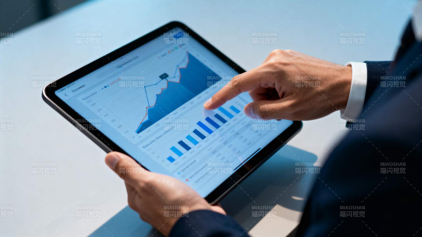 数据分析触屏展示图片