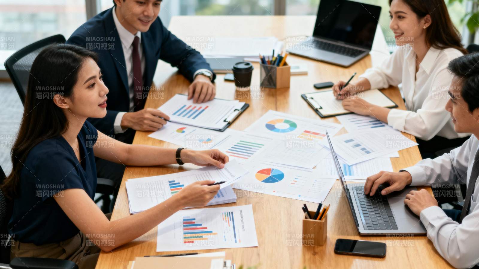 团队会议讨论数据图片