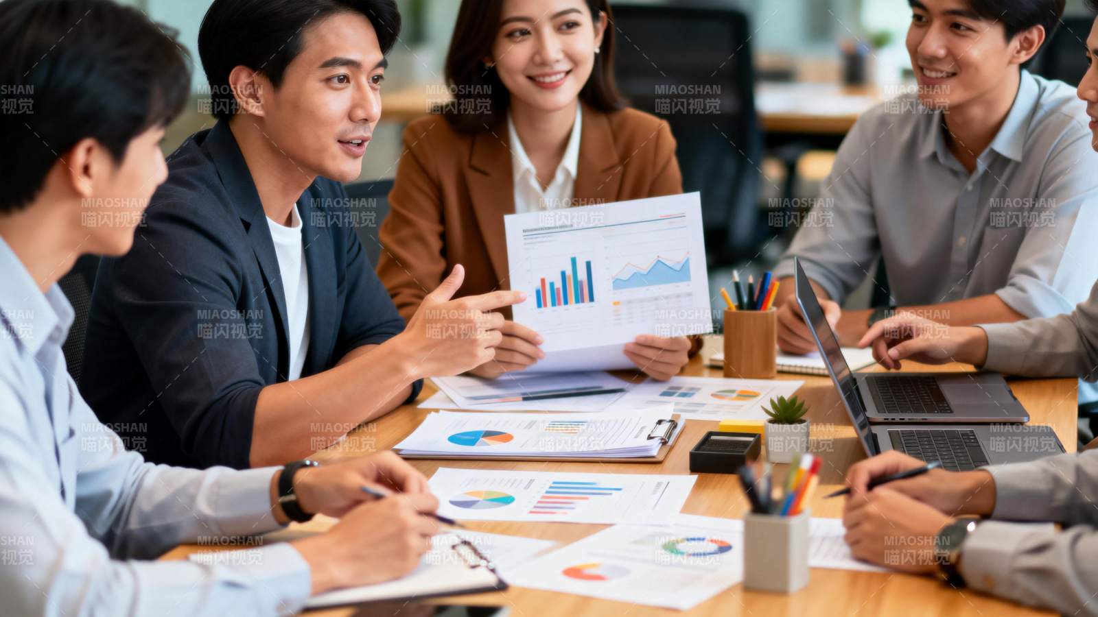 团队会议讨论数据图片