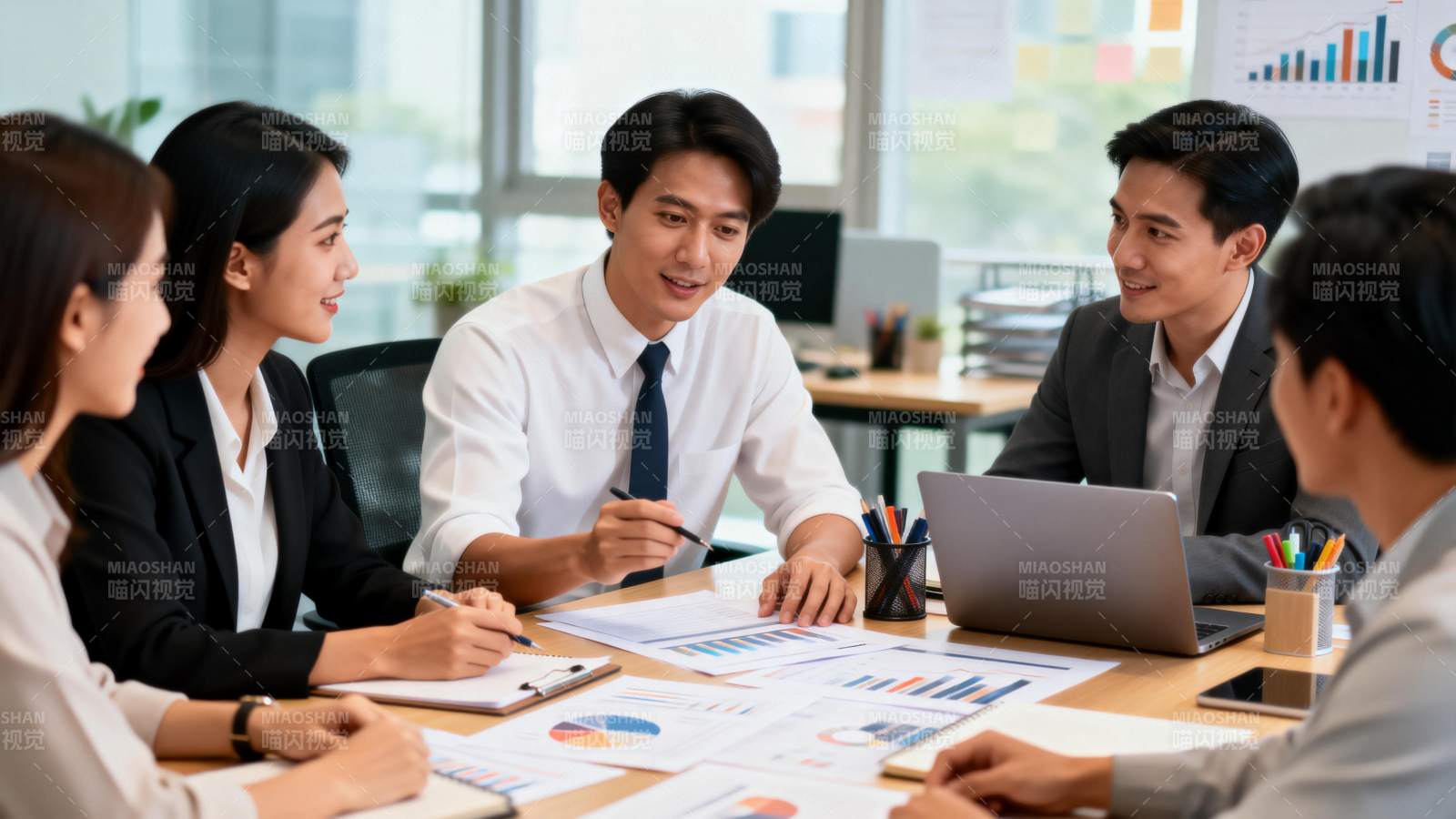 团队会议讨论方案图片