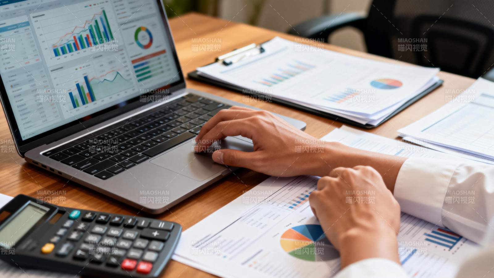 办公桌前分析数据图片