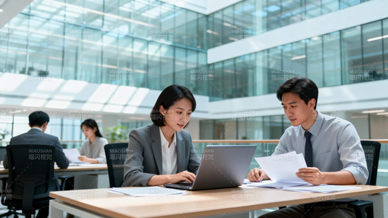 职场协作办公场景图片