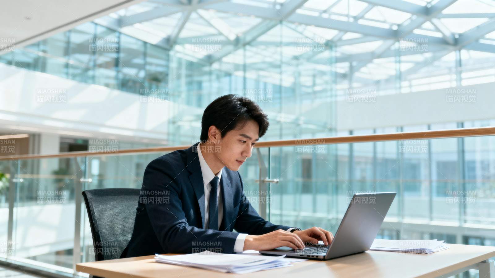 商务人士专注办公图片