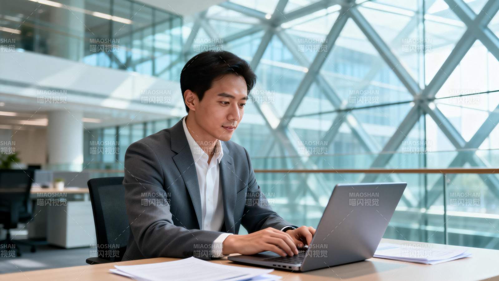 商务人士专注办公图片