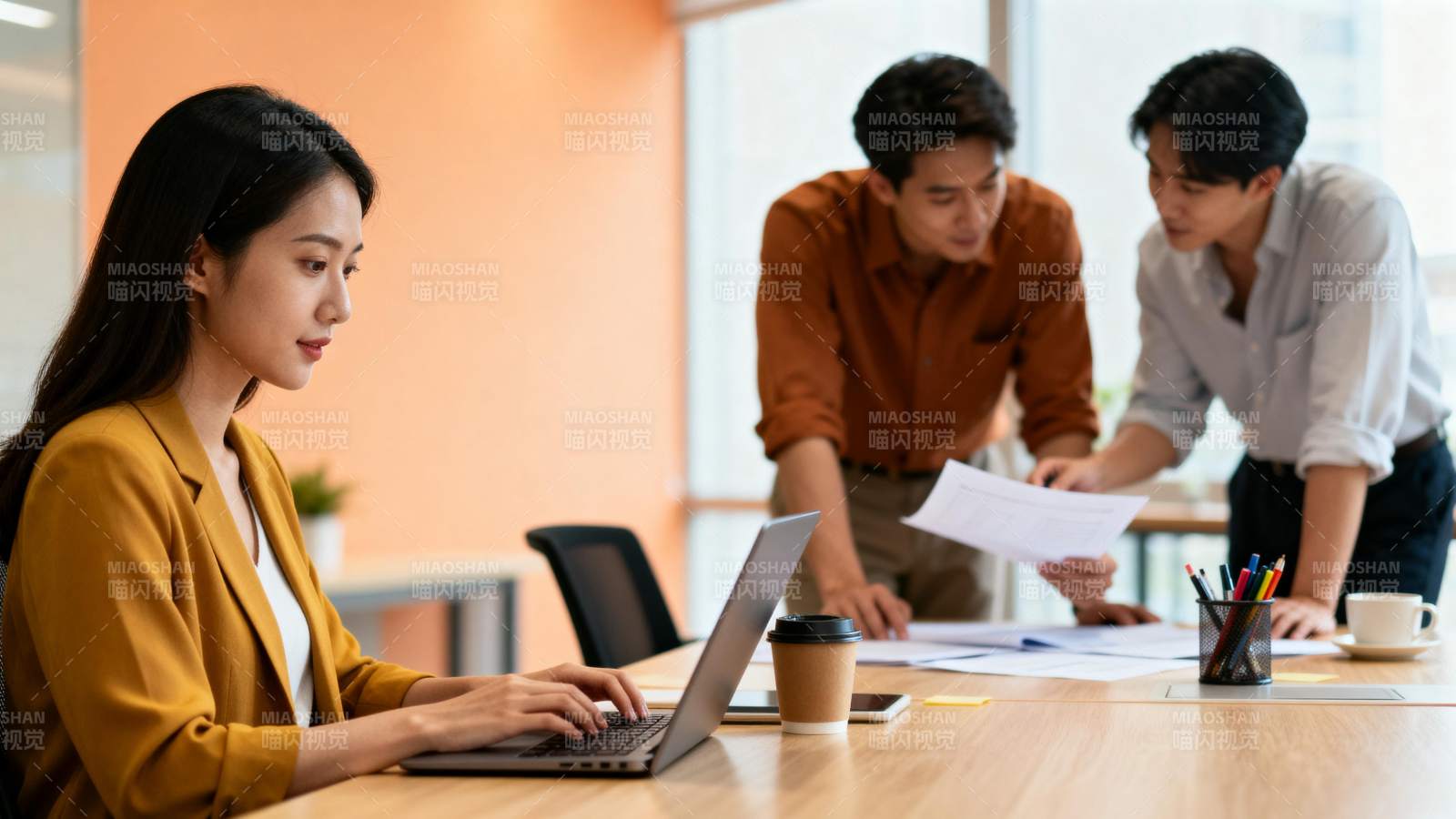 团队协作办公场景图片