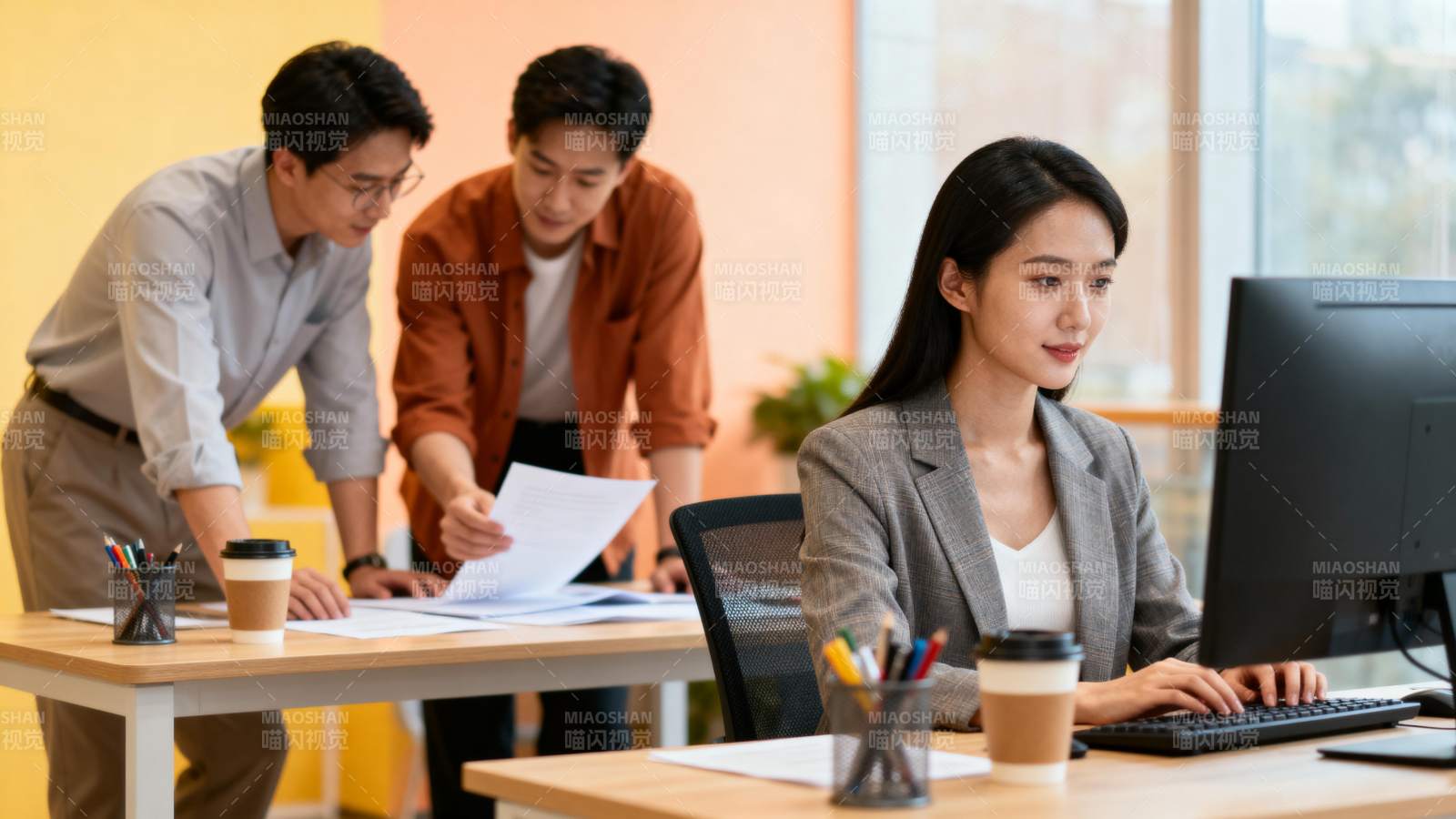 团队协作办公场景图片