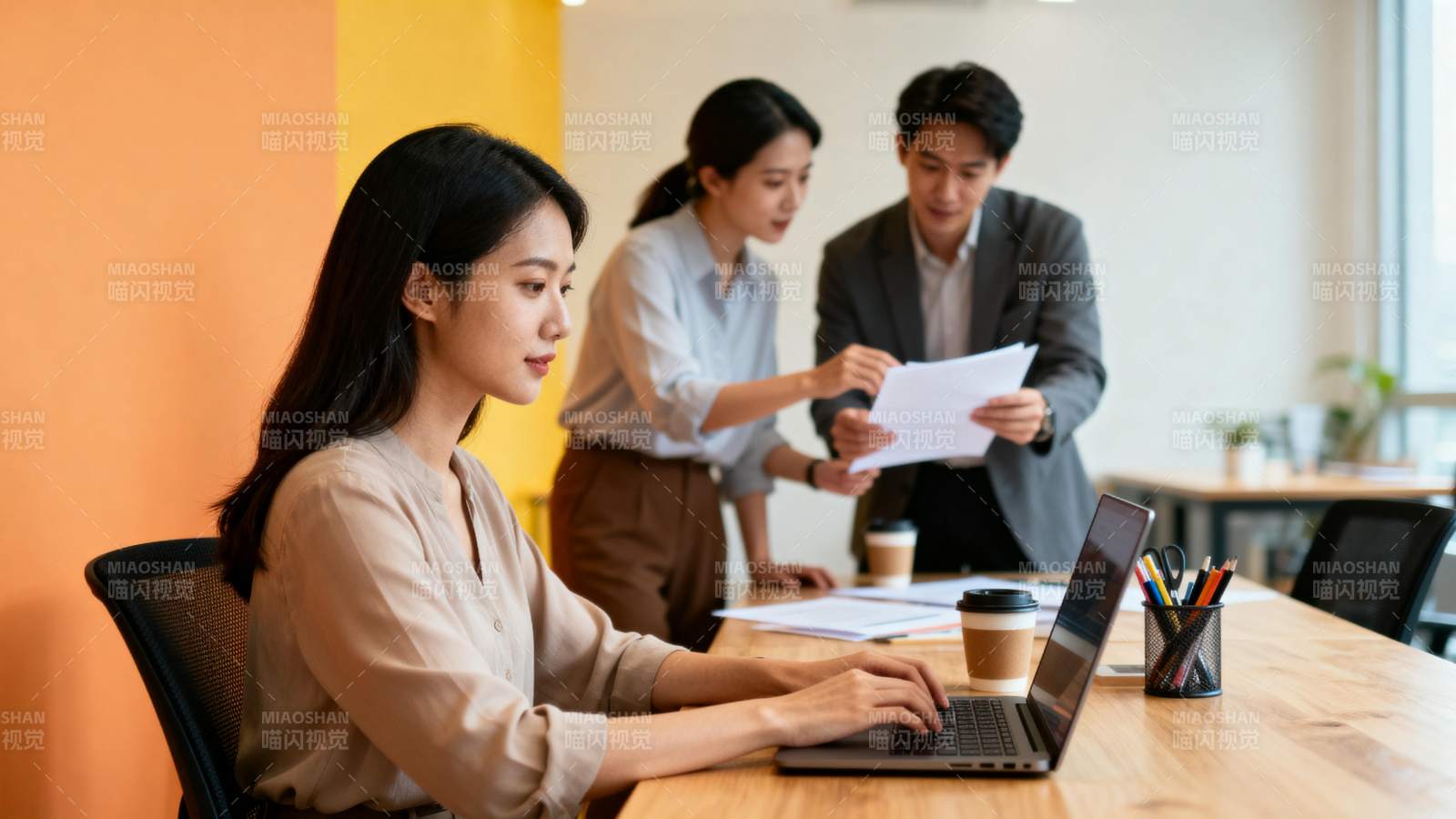 办公室团队协作图片