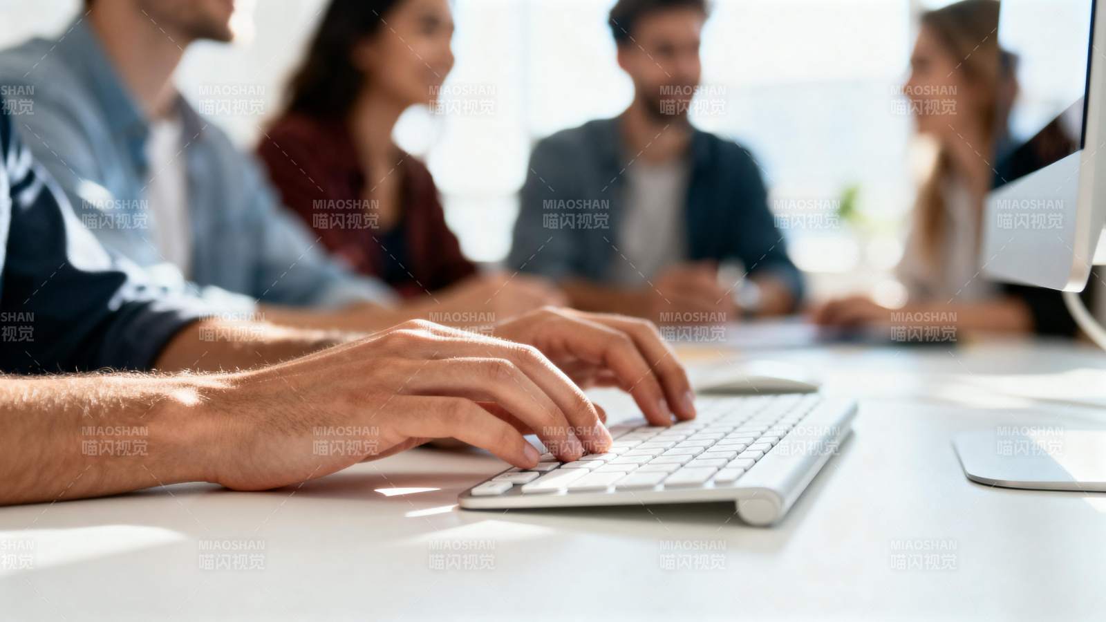 团队协作办公场景图片