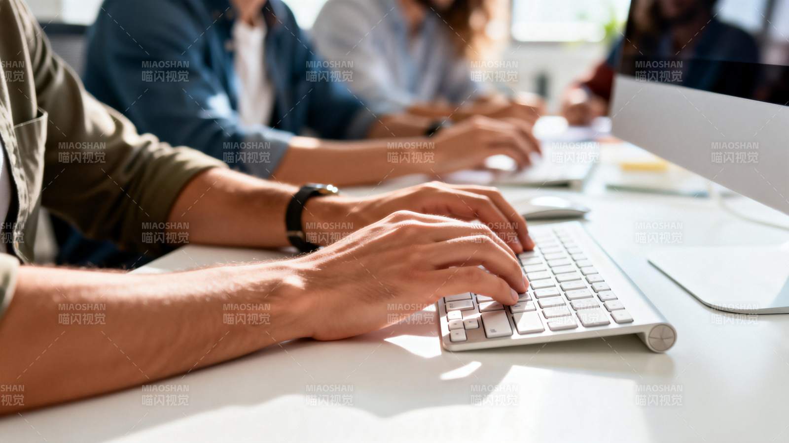 团队协作办公场景图片