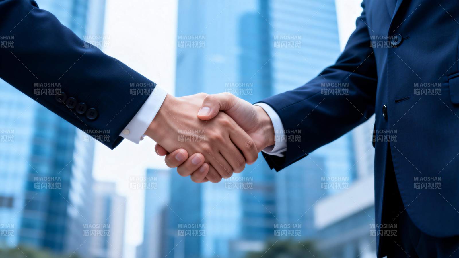 商务握手合作图片