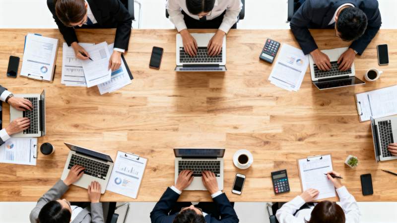 团队协作办公场景图片