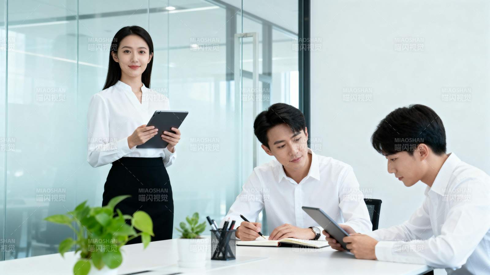 职场协作瞬间图片