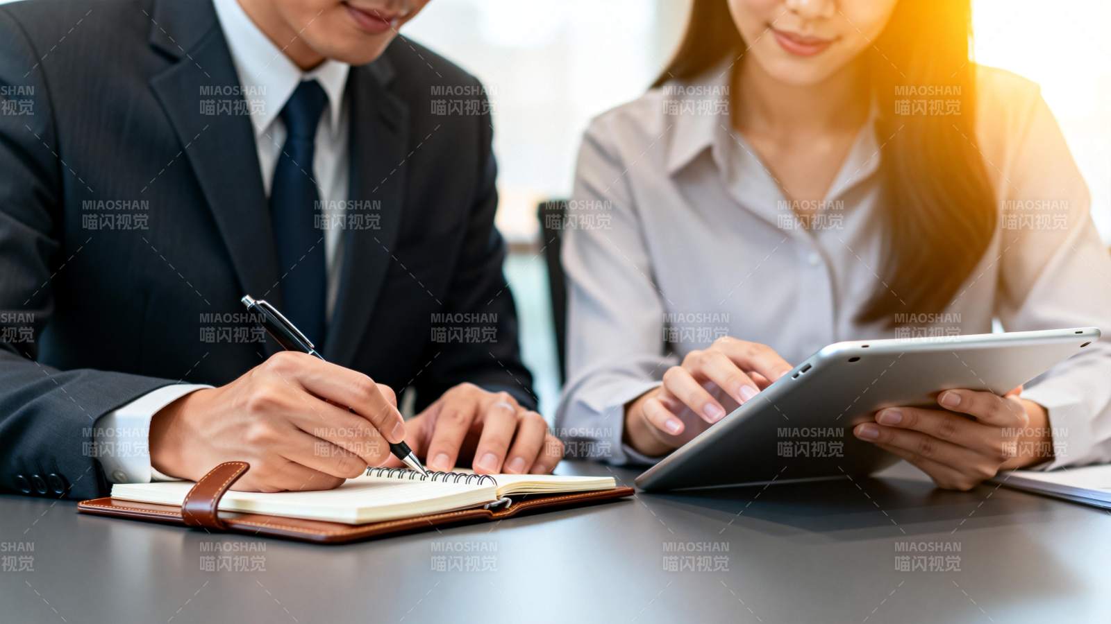 商务洽谈合作图片