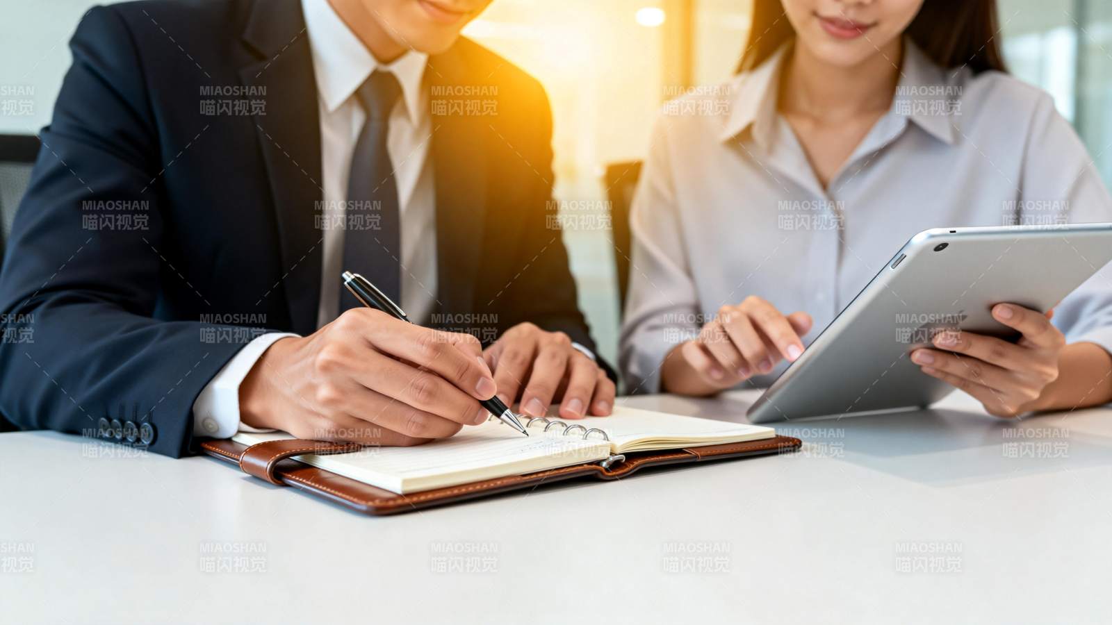 商务会议记录瞬间图片
