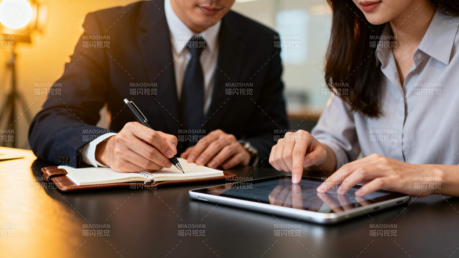 商务洽谈中图片