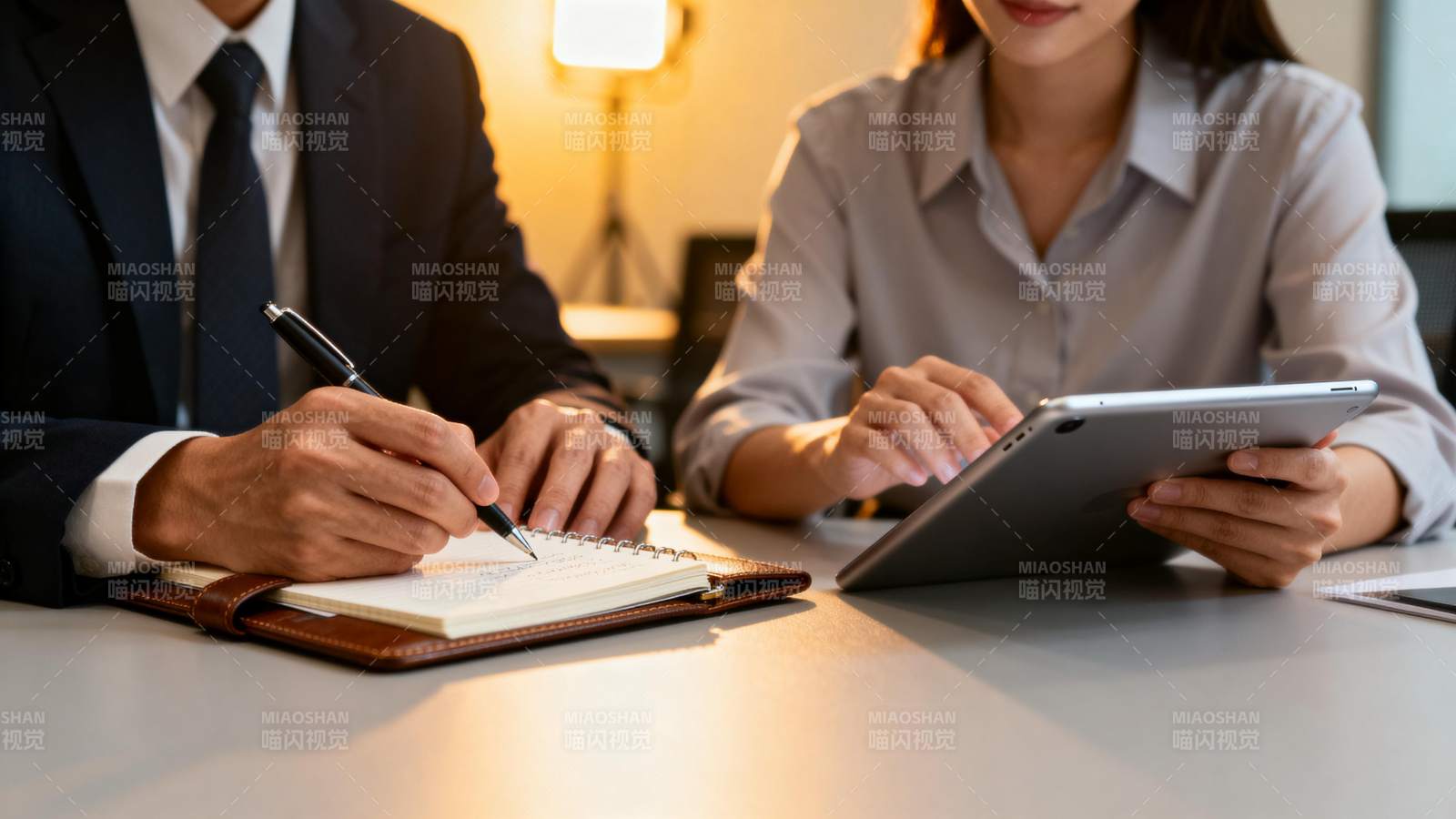 商务洽谈现场图片