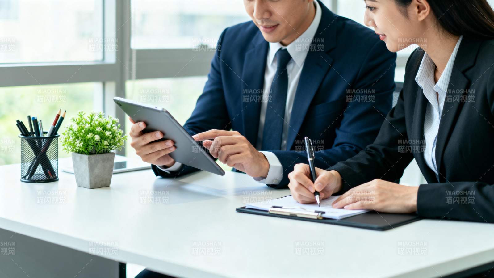 商务会议讨论中图片