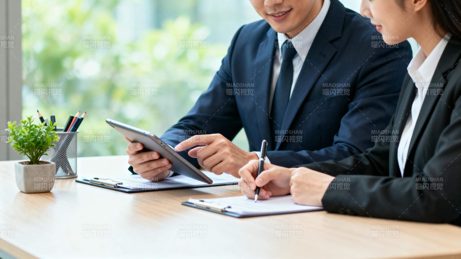 商务会议讨论中图片