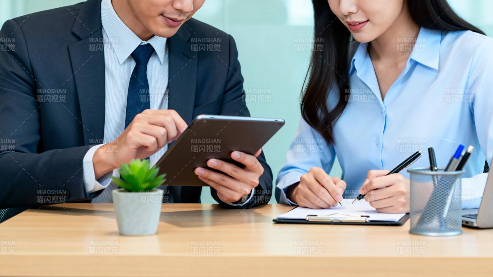 商务人士办公协作图片