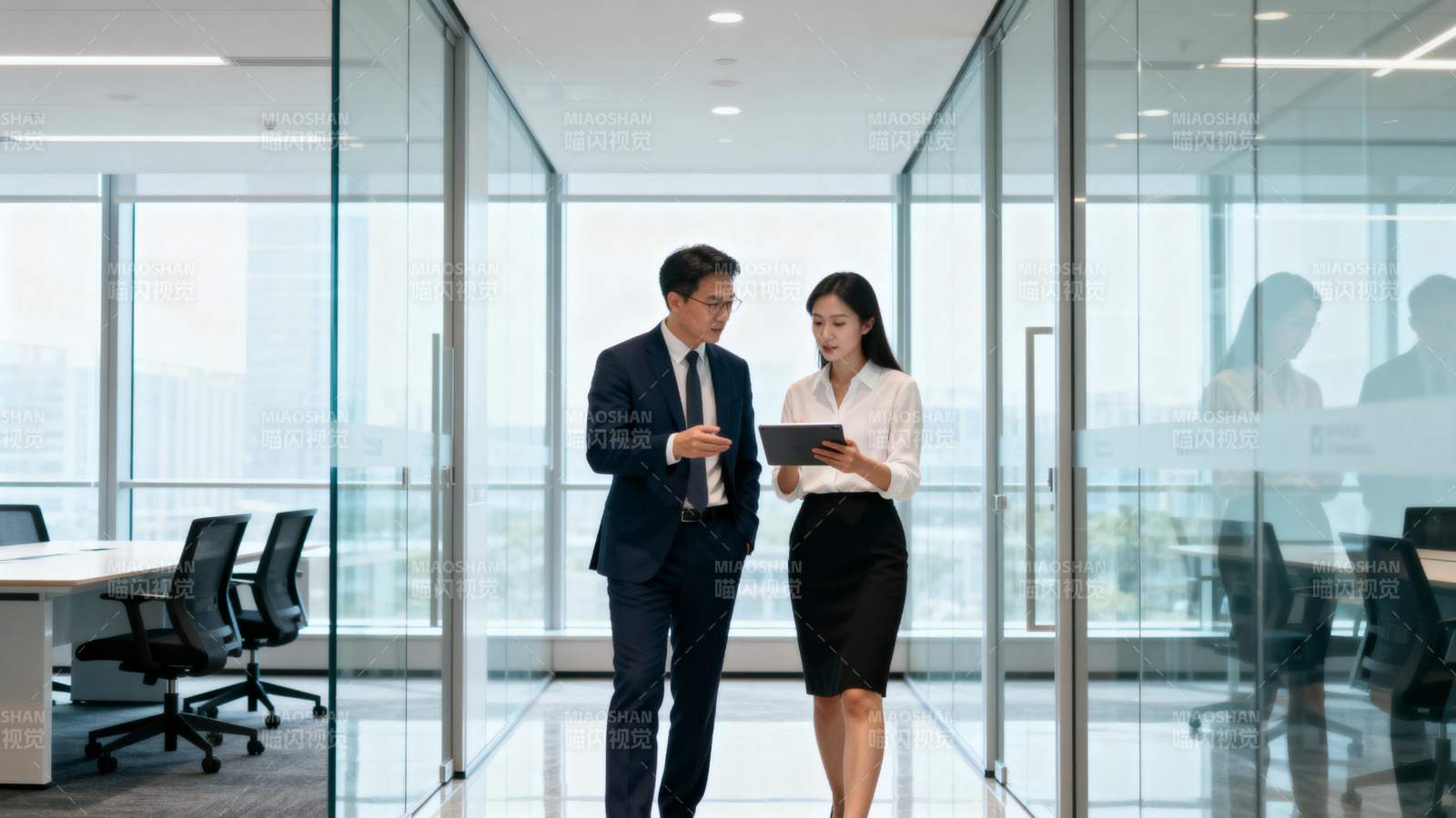 商务人士办公室交流图片