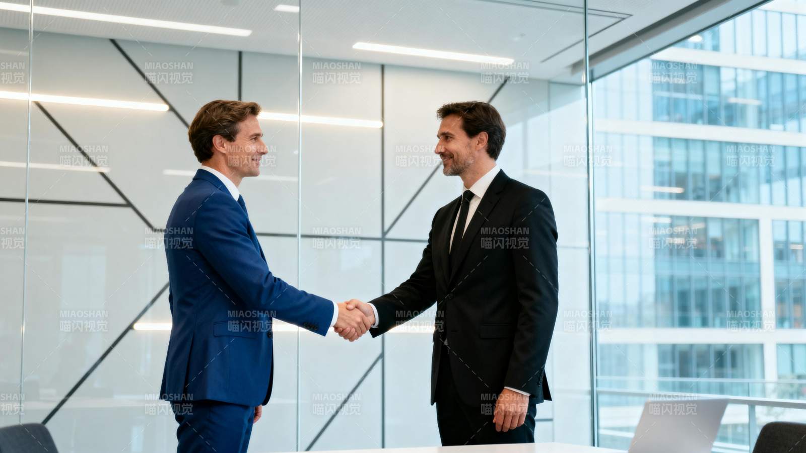 商务握手合作瞬间图片