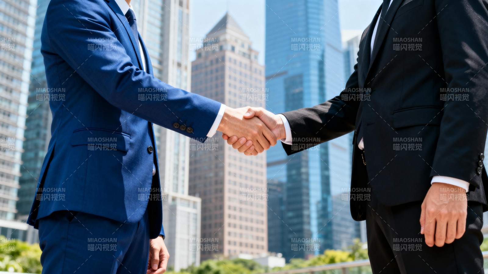 商务握手合作图片