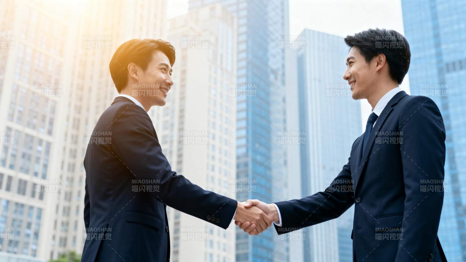 商务握手合作双赢图片