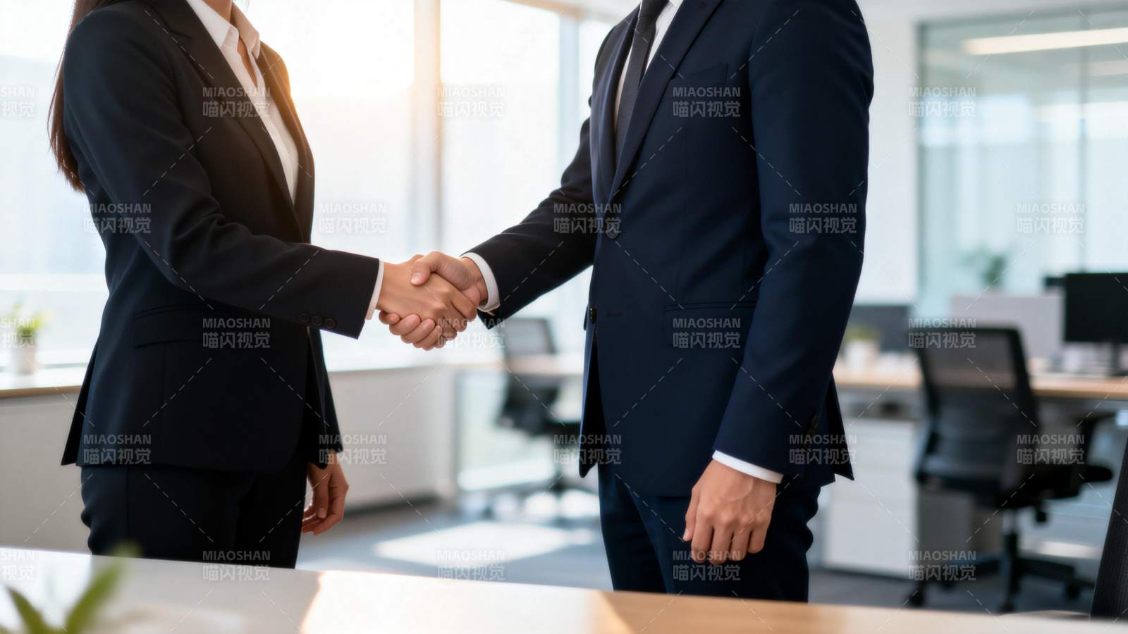 商务握手合作图片