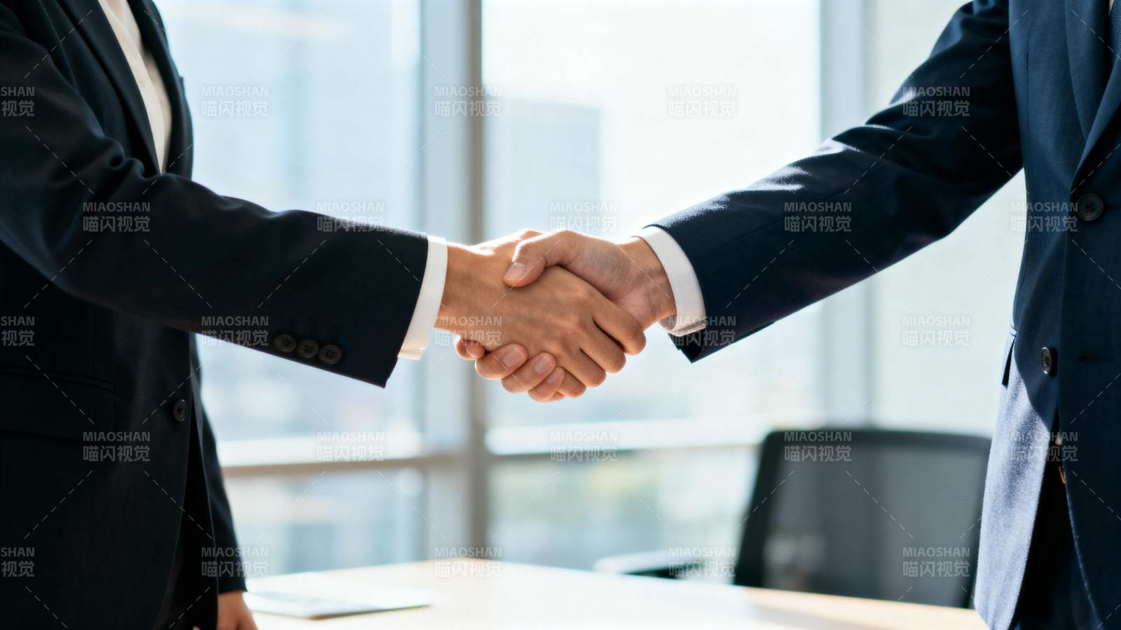 商务握手合作图片