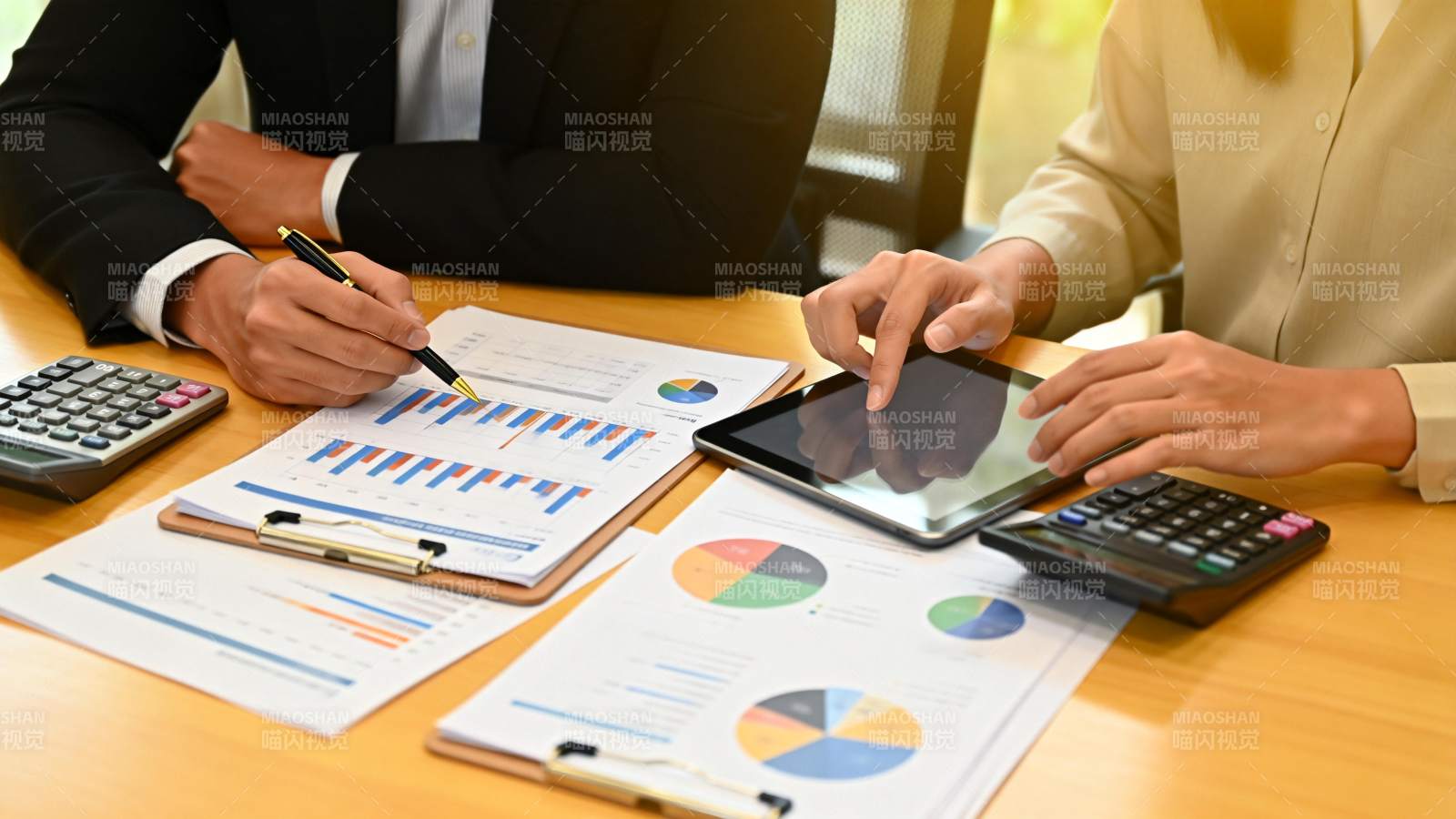 商务会议数据分析图片