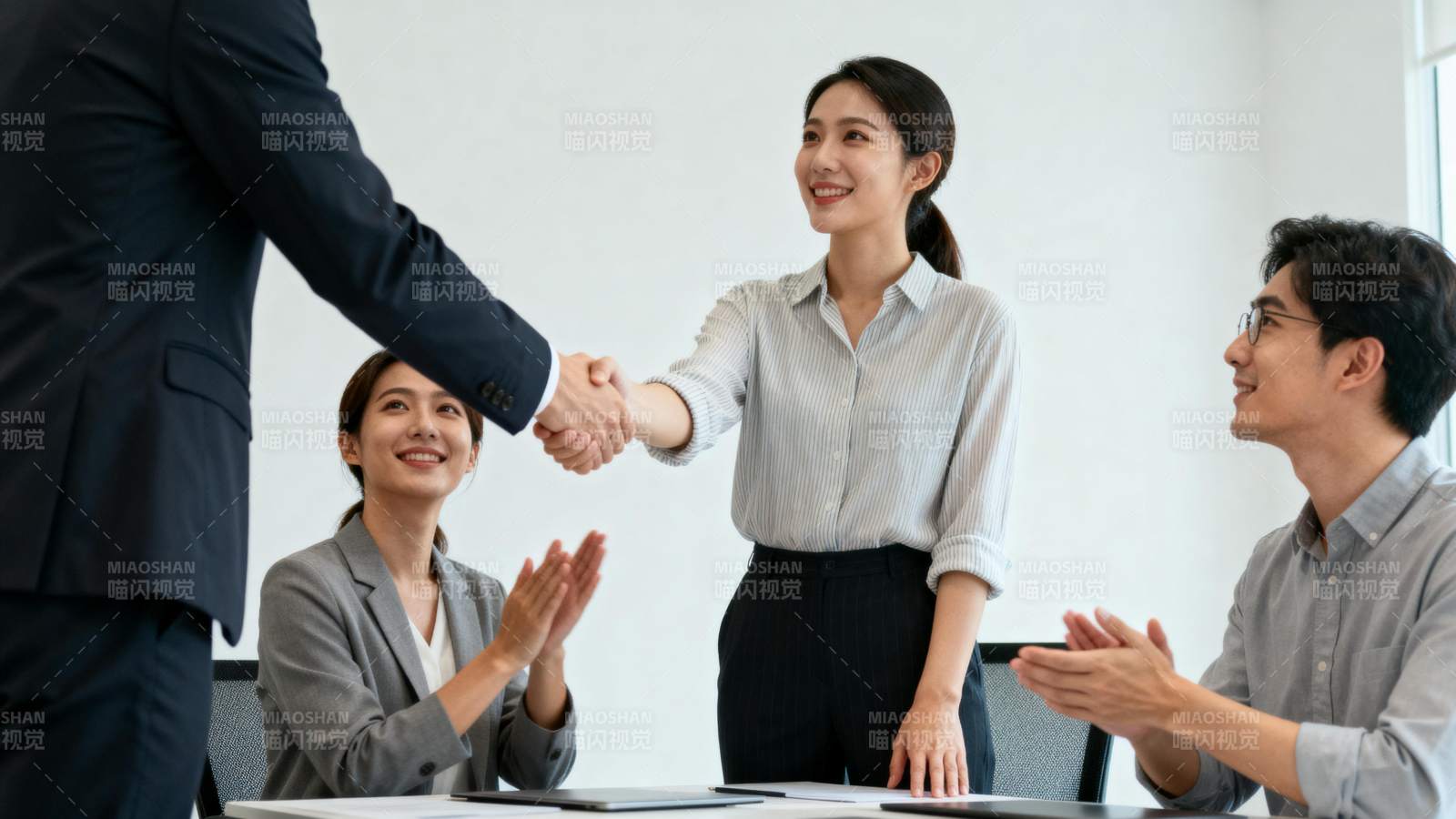 职场握手合作瞬间图片