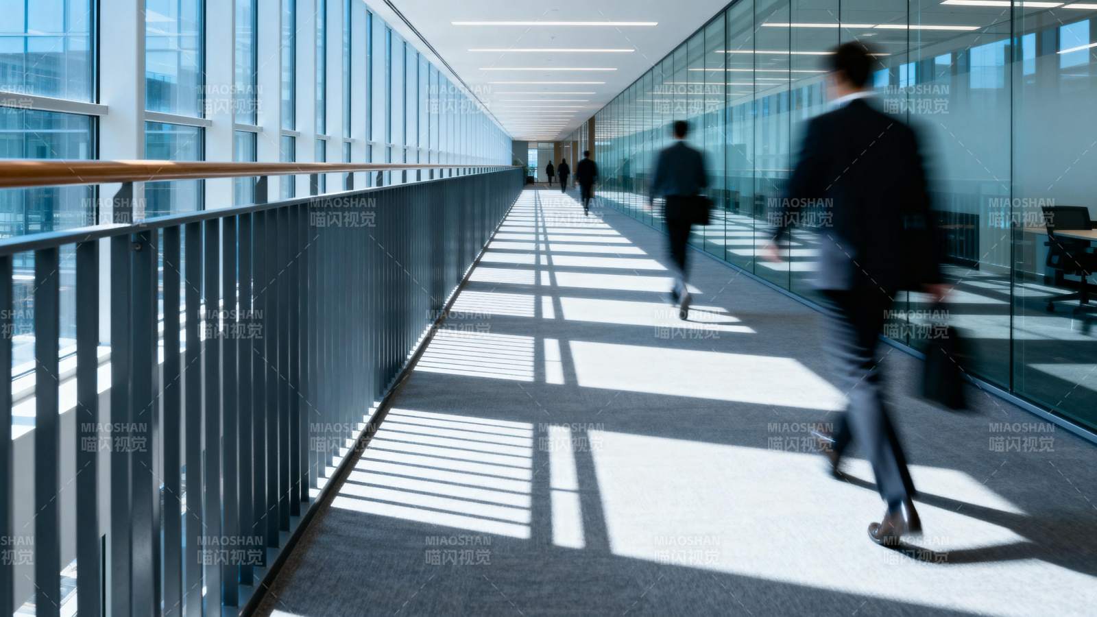 现代办公走廊行影图片