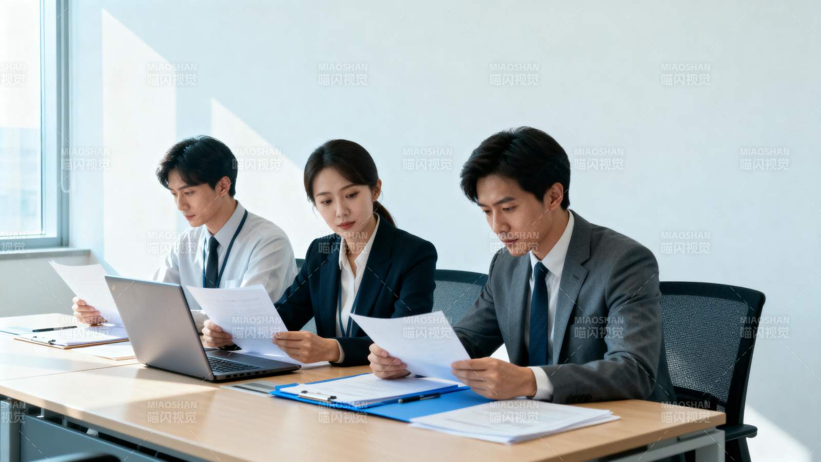 职场会议讨论中图片