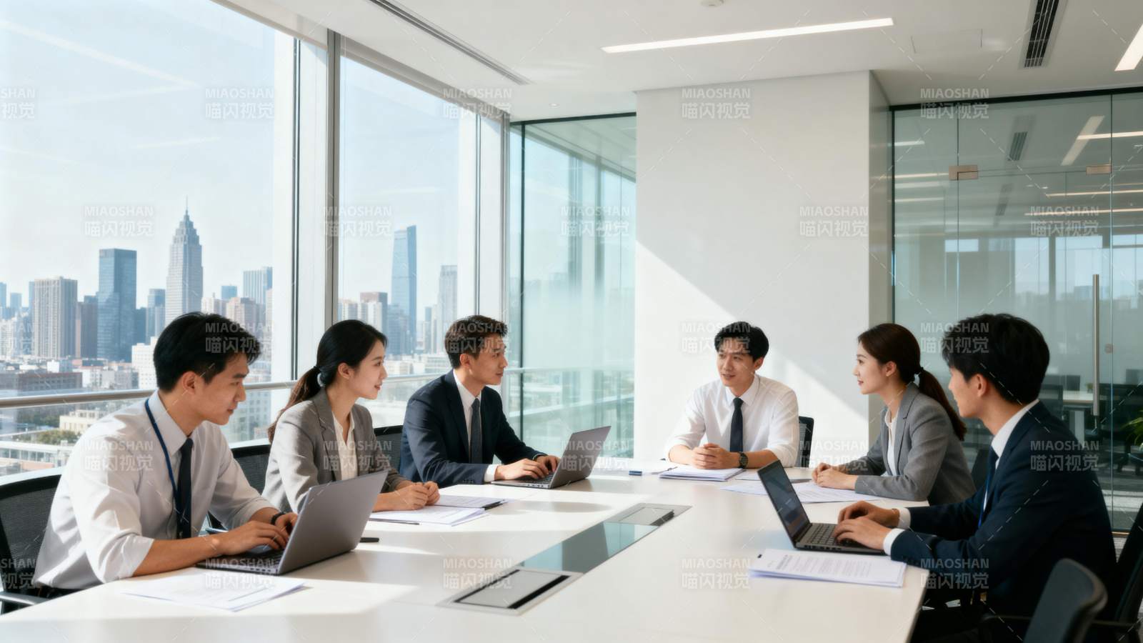 商务会议进行中图片