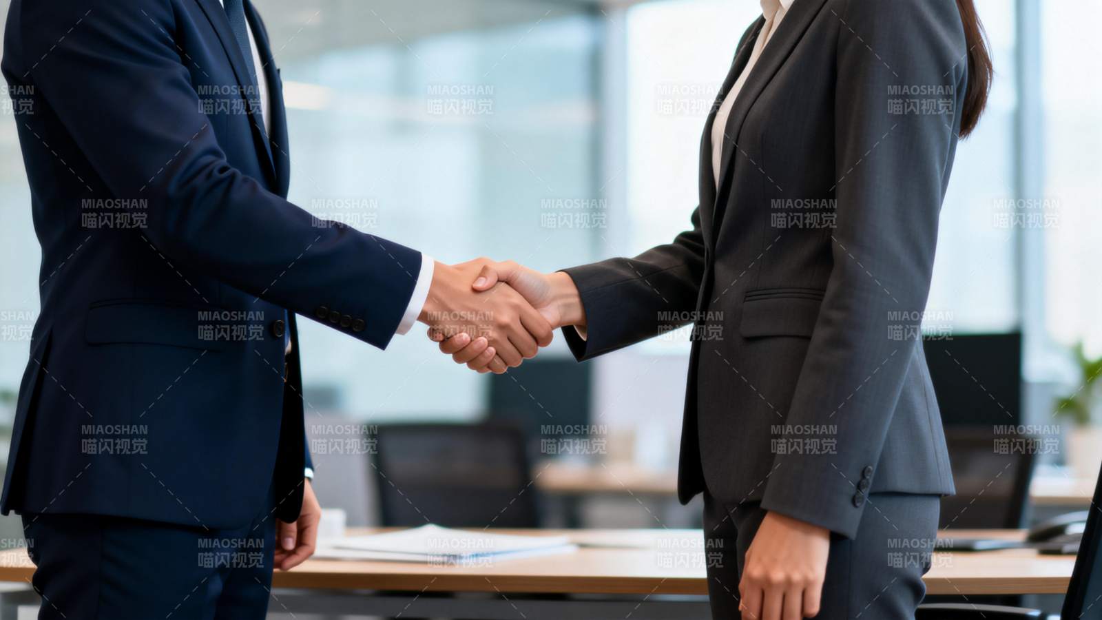 商务握手合作瞬间图片